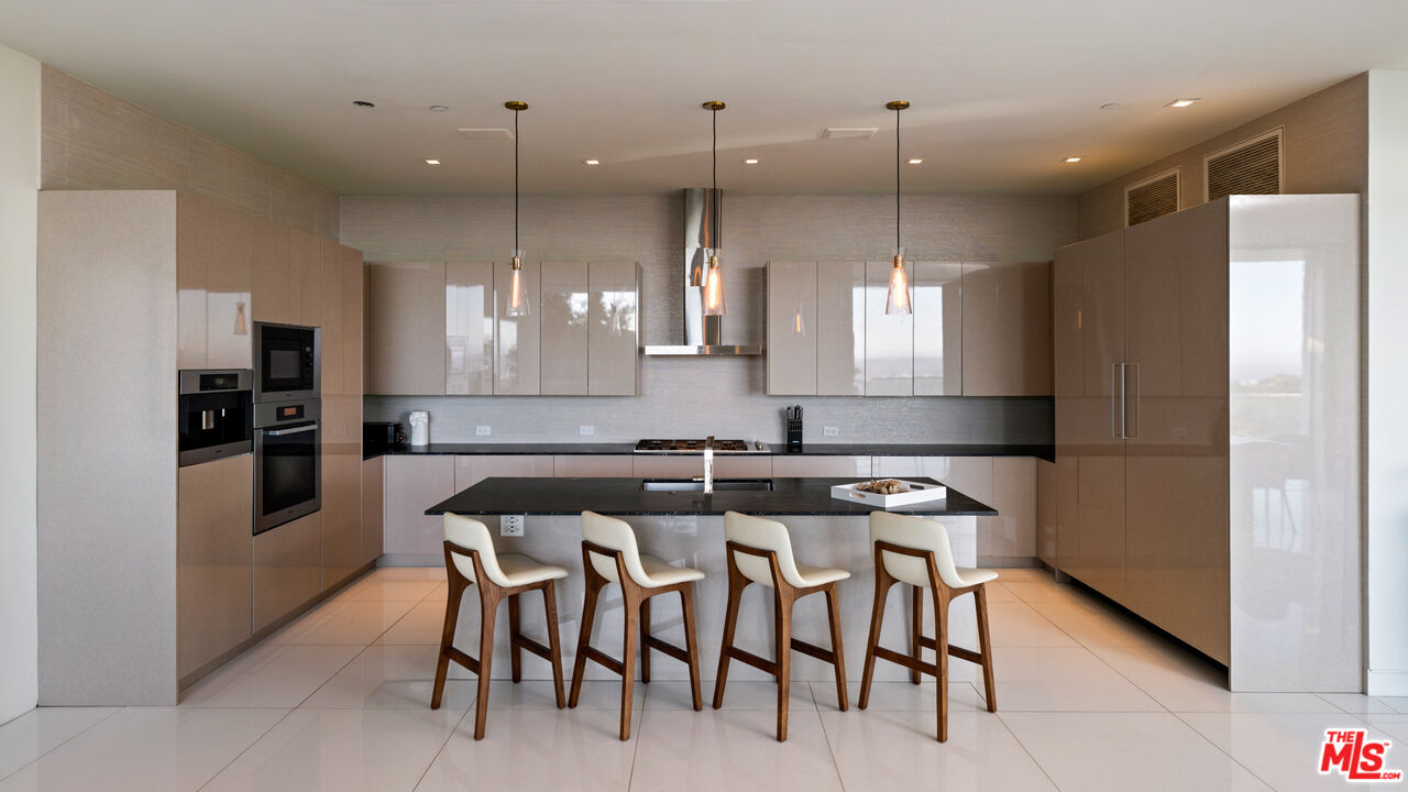 7080 W MULHOLLAND DR