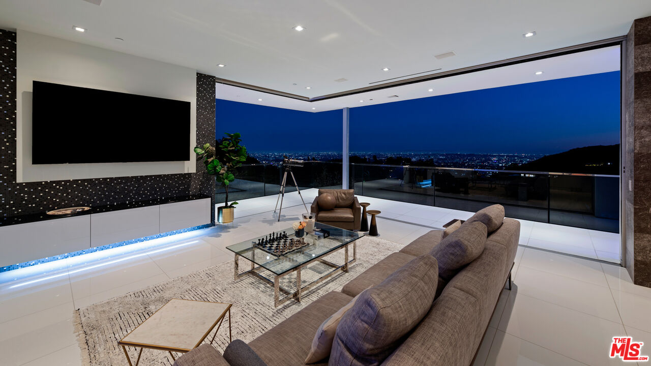 7080 W MULHOLLAND DR