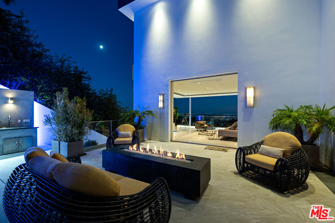 7080 W MULHOLLAND DR