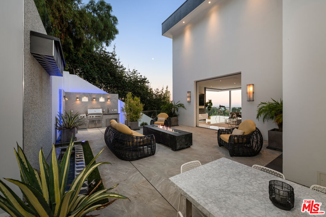 7080 W MULHOLLAND DR