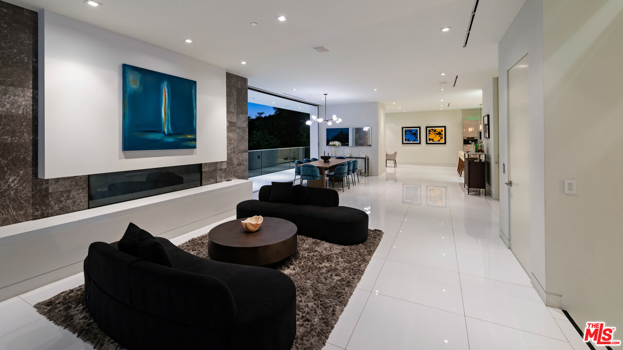 7080 W MULHOLLAND DR