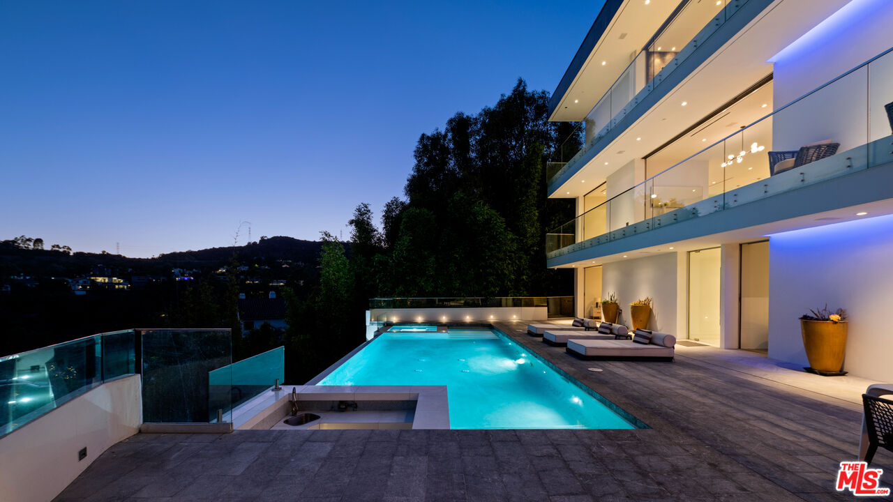 7080 W MULHOLLAND DR