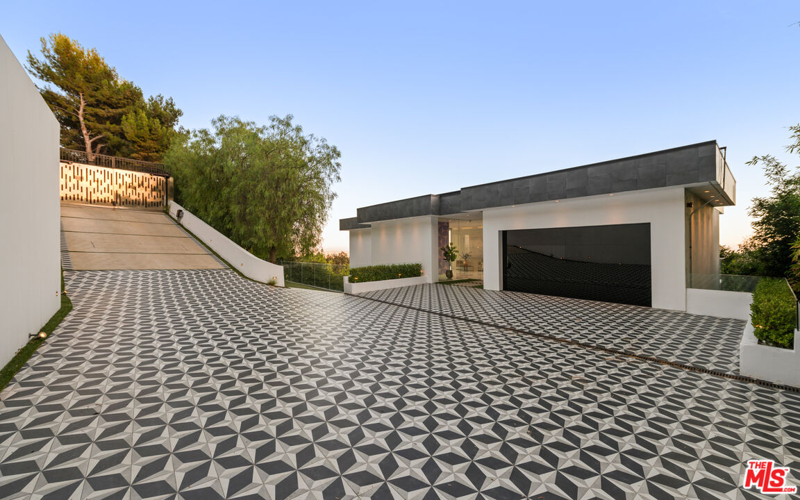 7080 W MULHOLLAND DR
