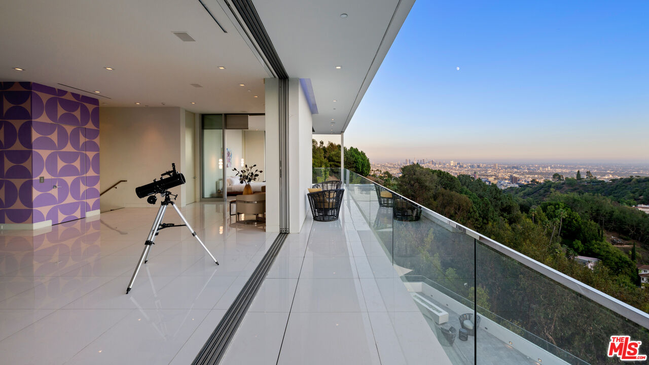 7080 W MULHOLLAND DR