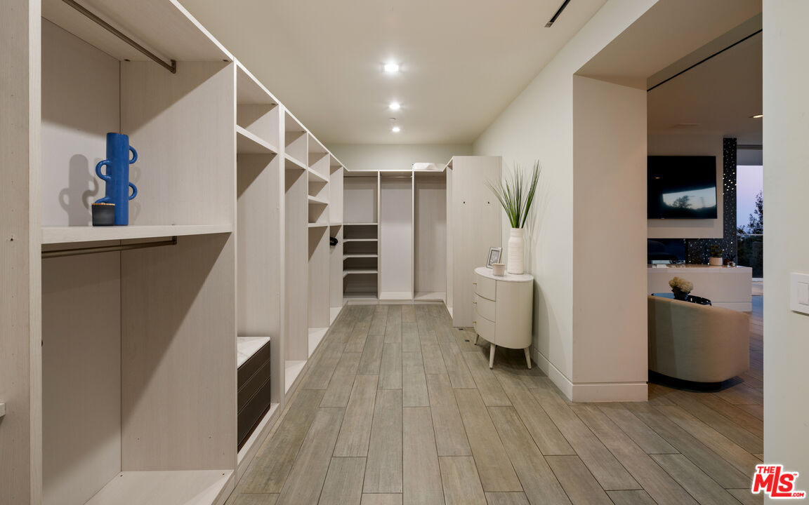 7080 W MULHOLLAND DR