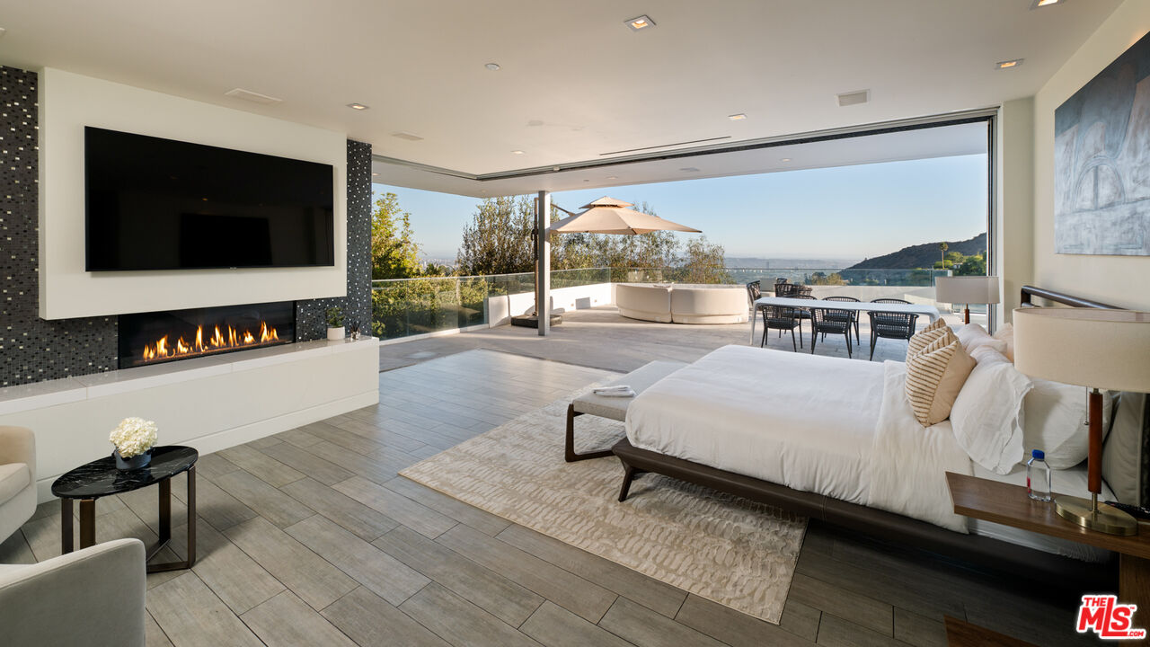 7080 W MULHOLLAND DR