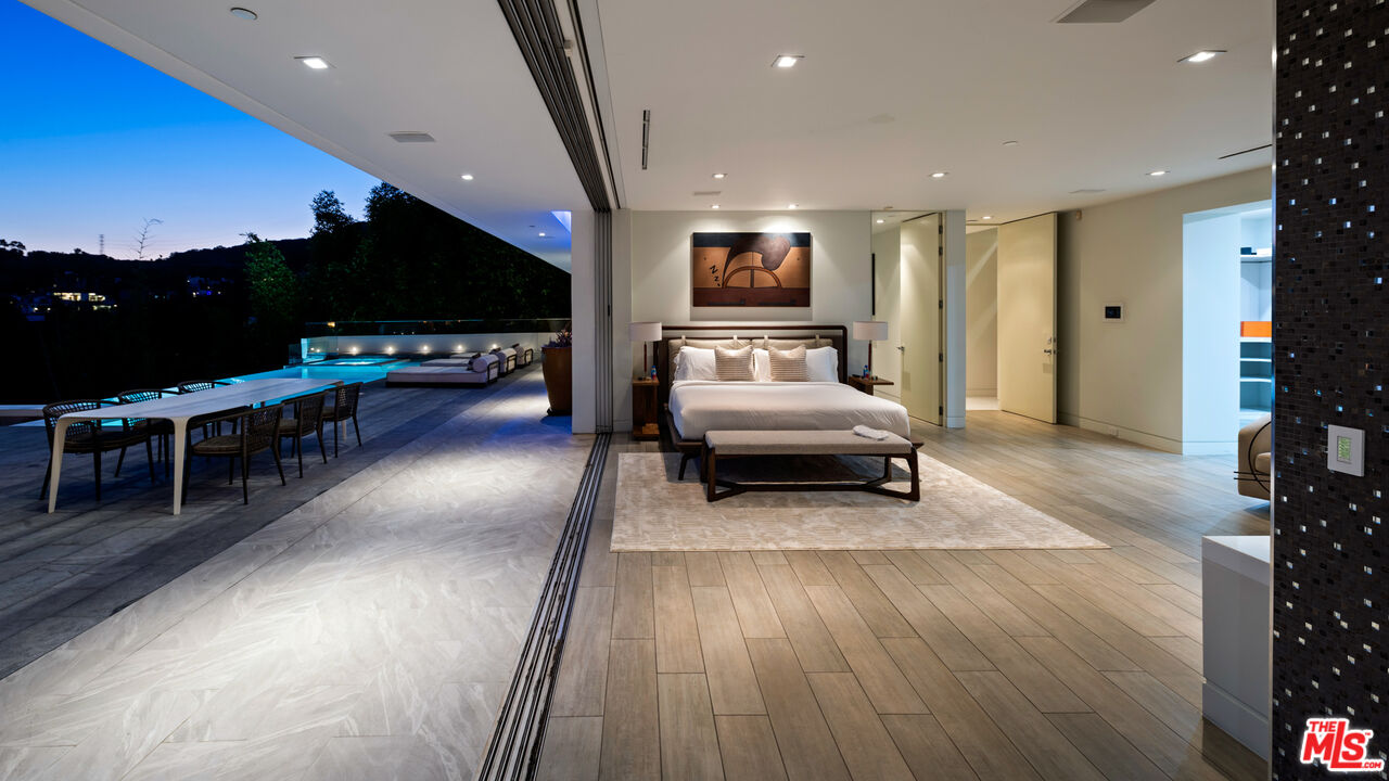 7080 W MULHOLLAND DR