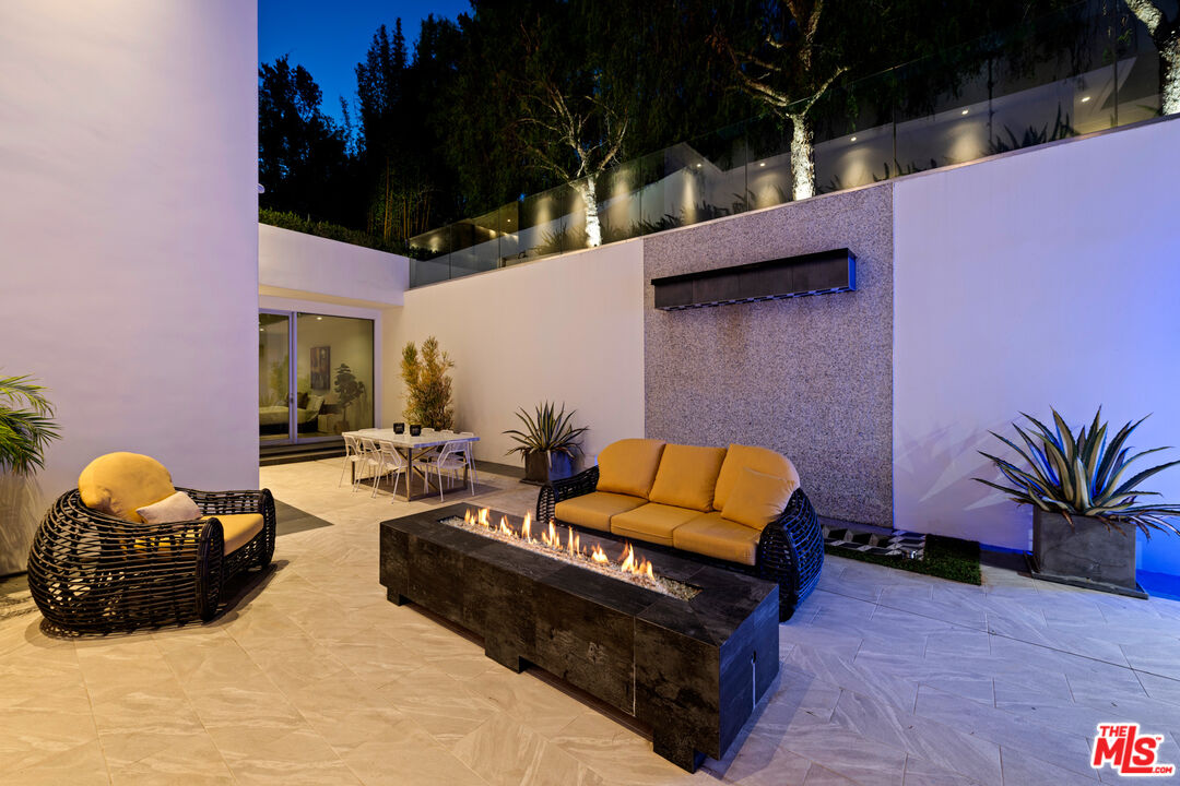 7080 W MULHOLLAND DR