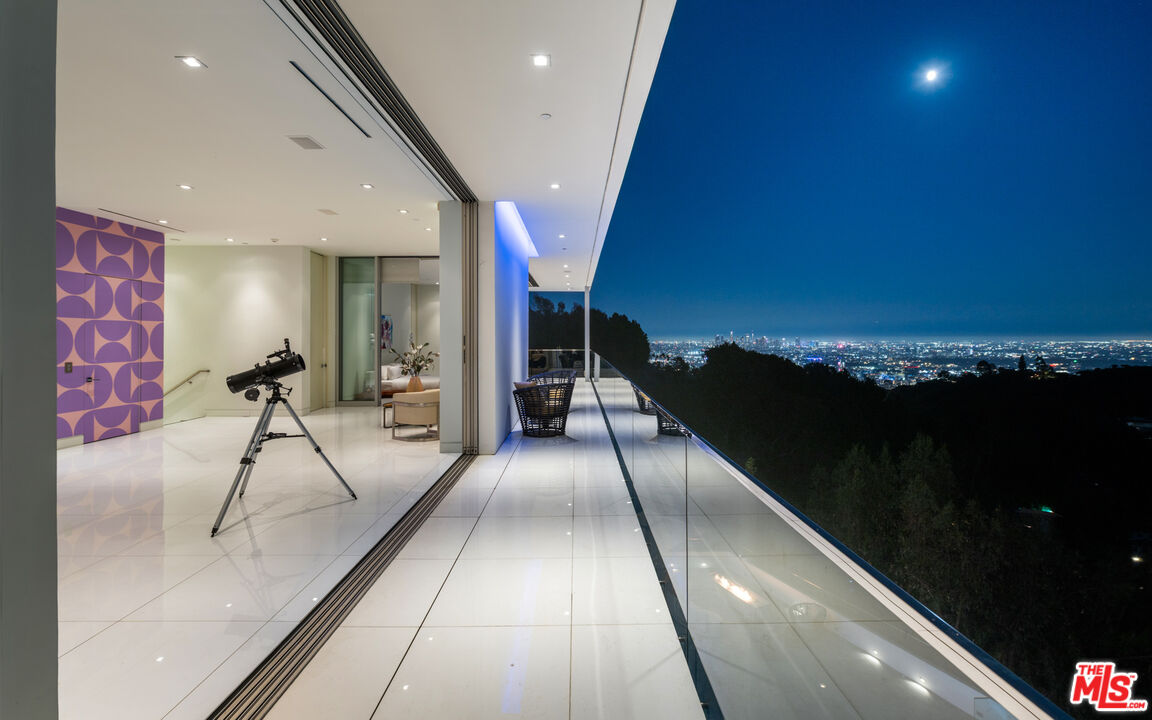 7080 W MULHOLLAND DR