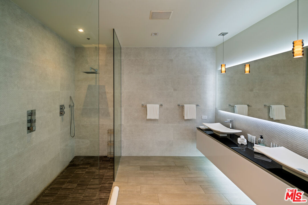 7080 W MULHOLLAND DR