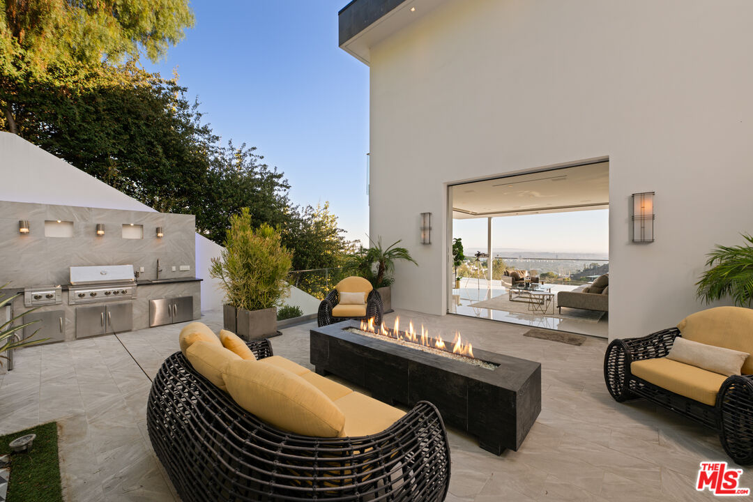 7080 W MULHOLLAND DR