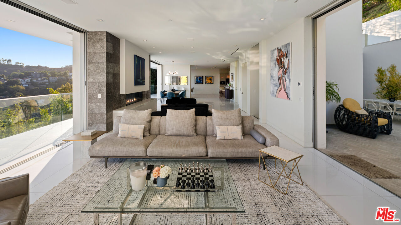 7080 W MULHOLLAND DR