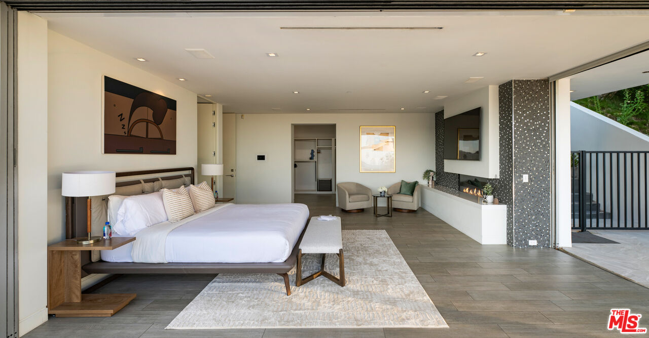 7080 W MULHOLLAND DR