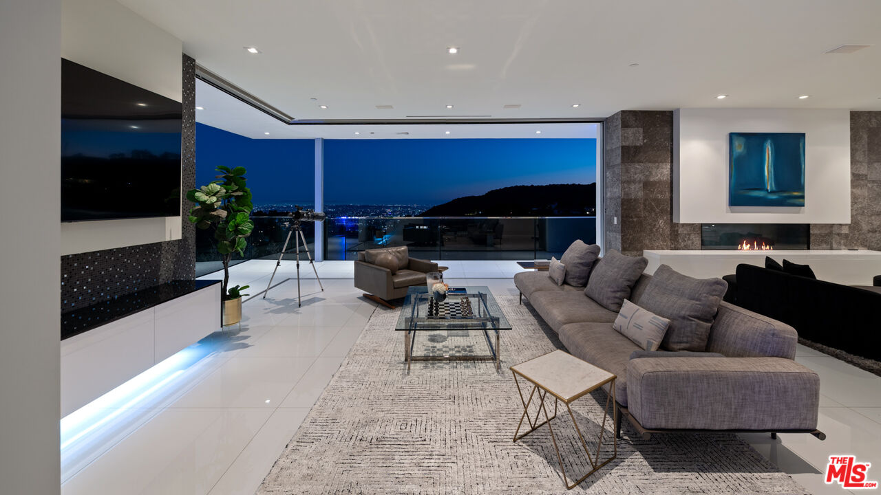 7080 W MULHOLLAND DR