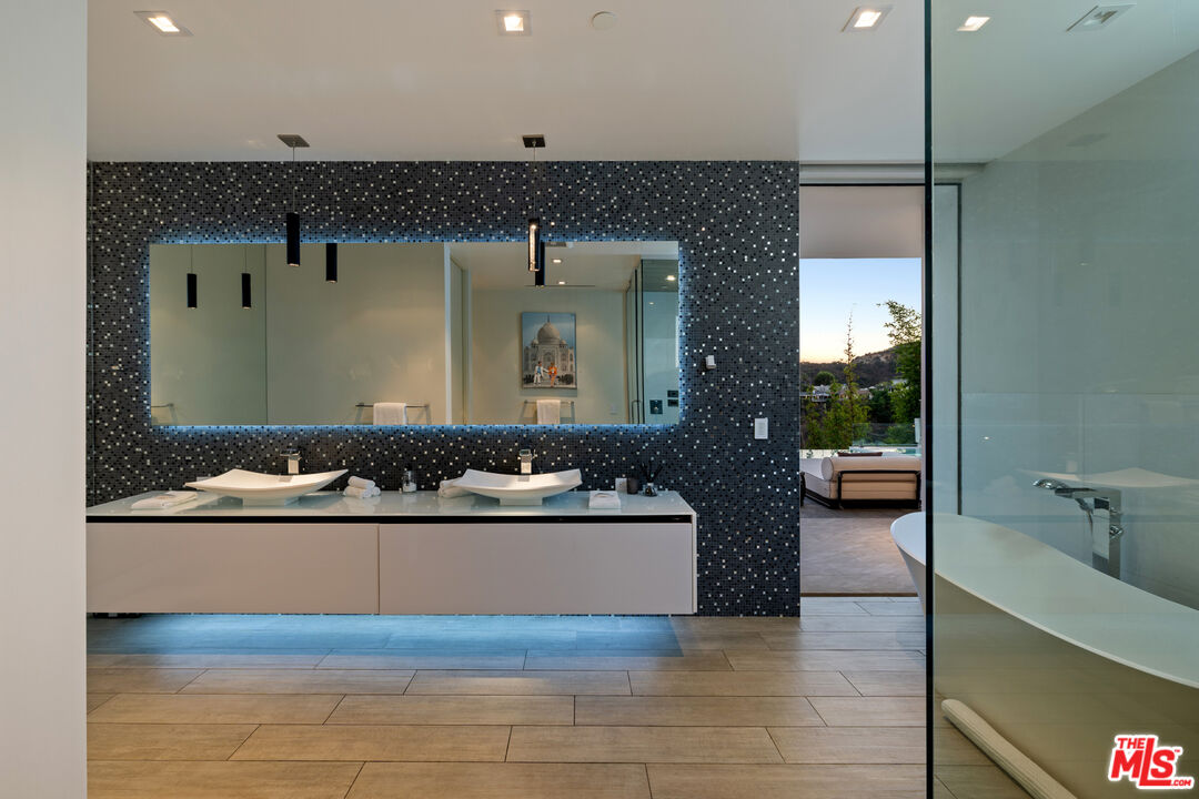 7080 W MULHOLLAND DR