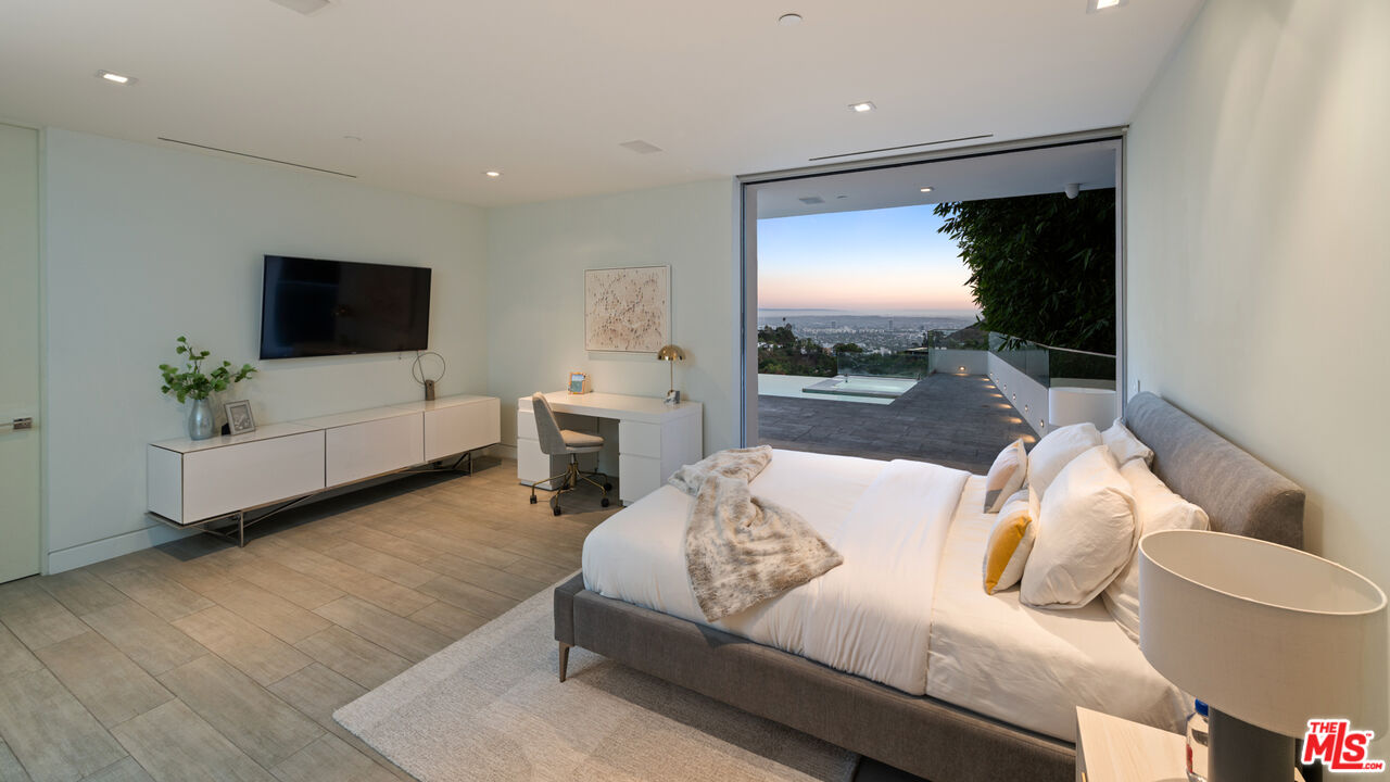 7080 W MULHOLLAND DR