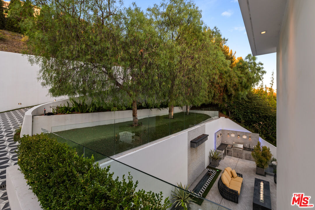 7080 W MULHOLLAND DR