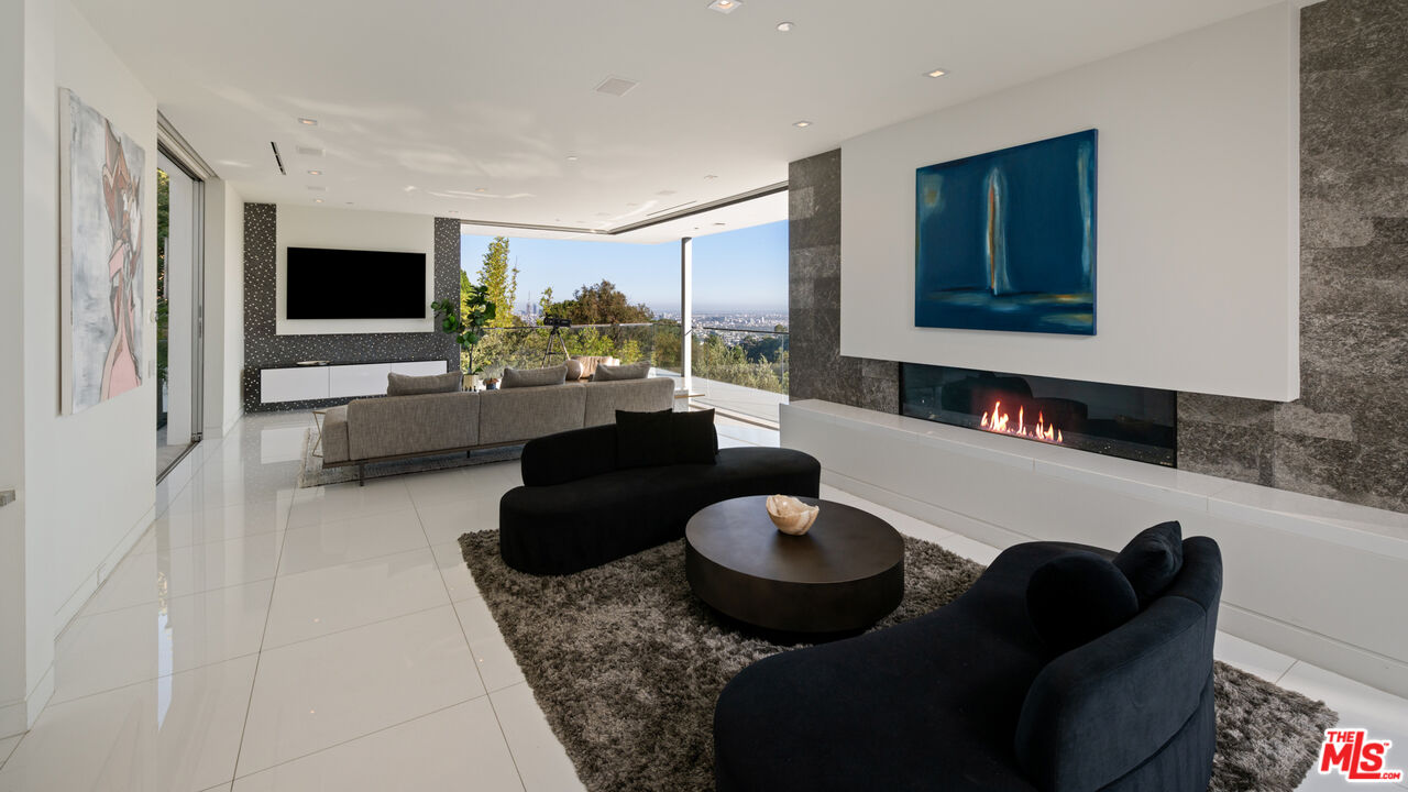 7080 W MULHOLLAND DR