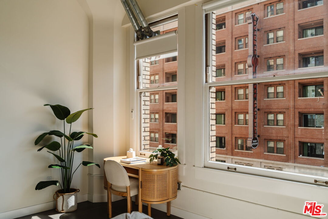 939 S Broadway Unit: 404
