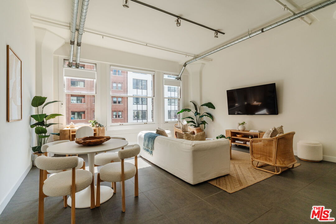 939 S Broadway Unit: 404