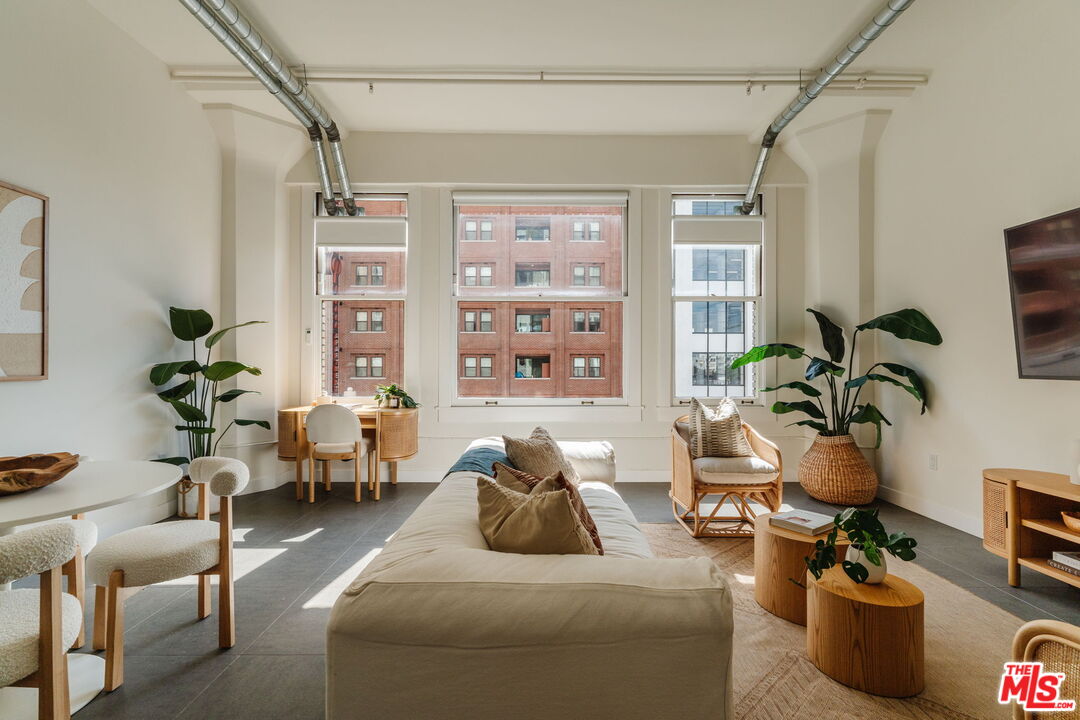 939 S Broadway Unit: 404