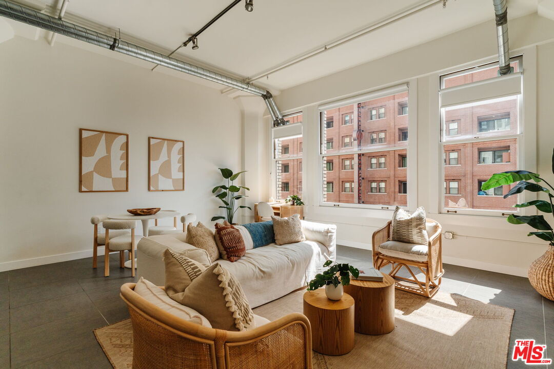 939 S Broadway Unit: 404
