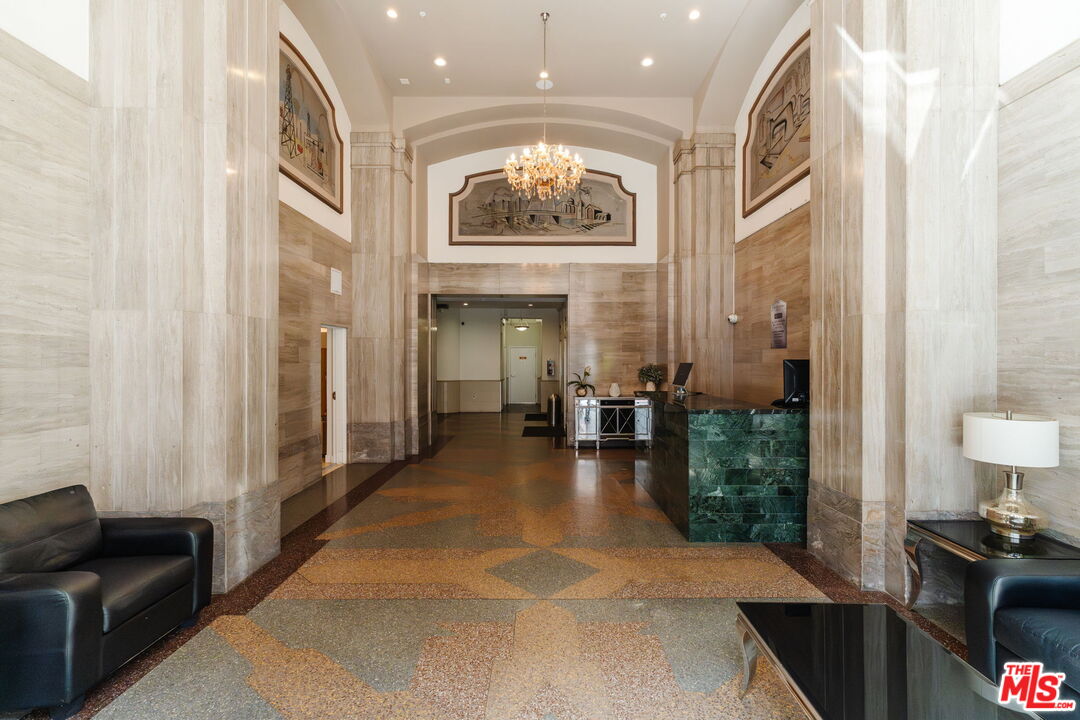 939 S Broadway Unit: 404