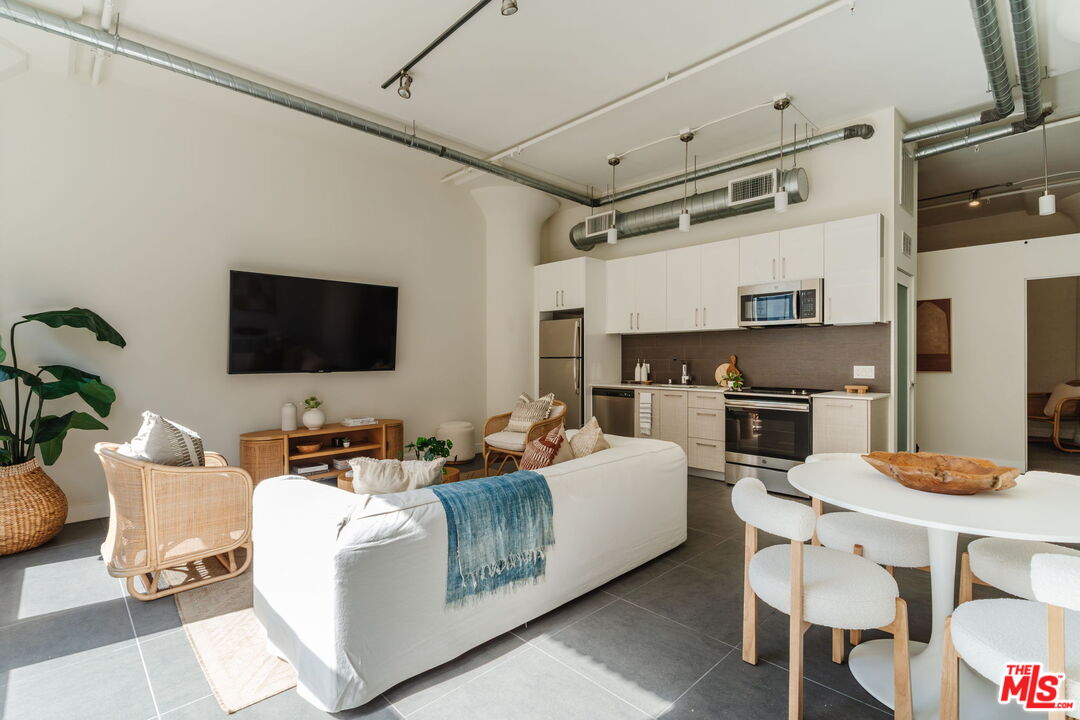 939 S Broadway Unit: 404