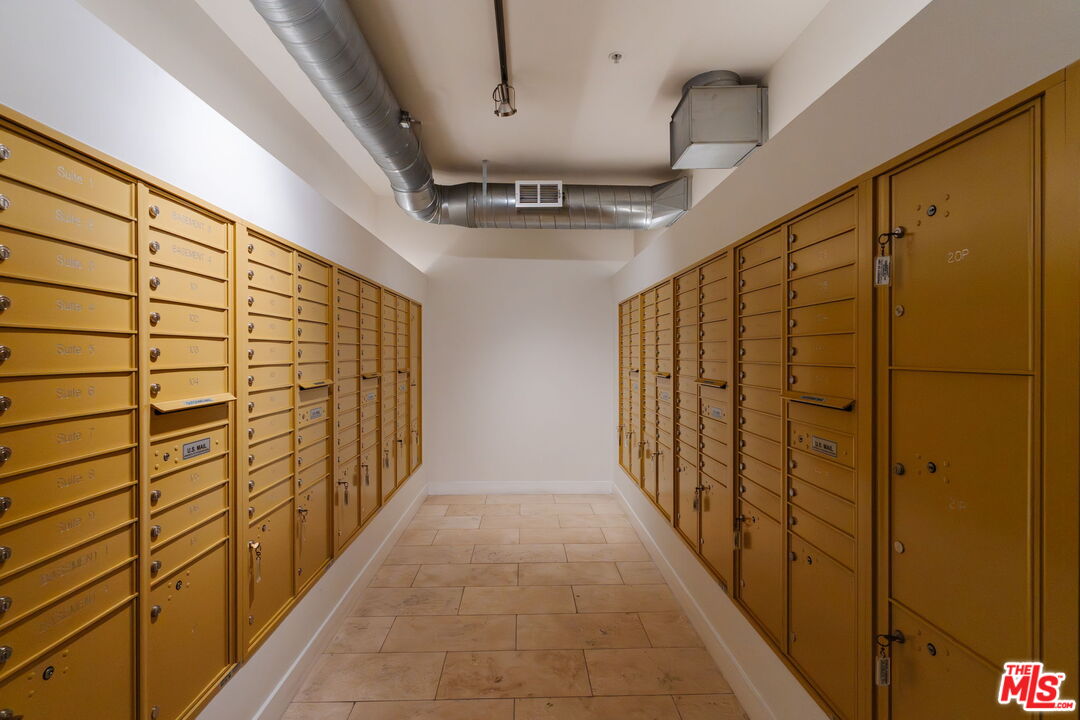 939 S Broadway Unit: 404
