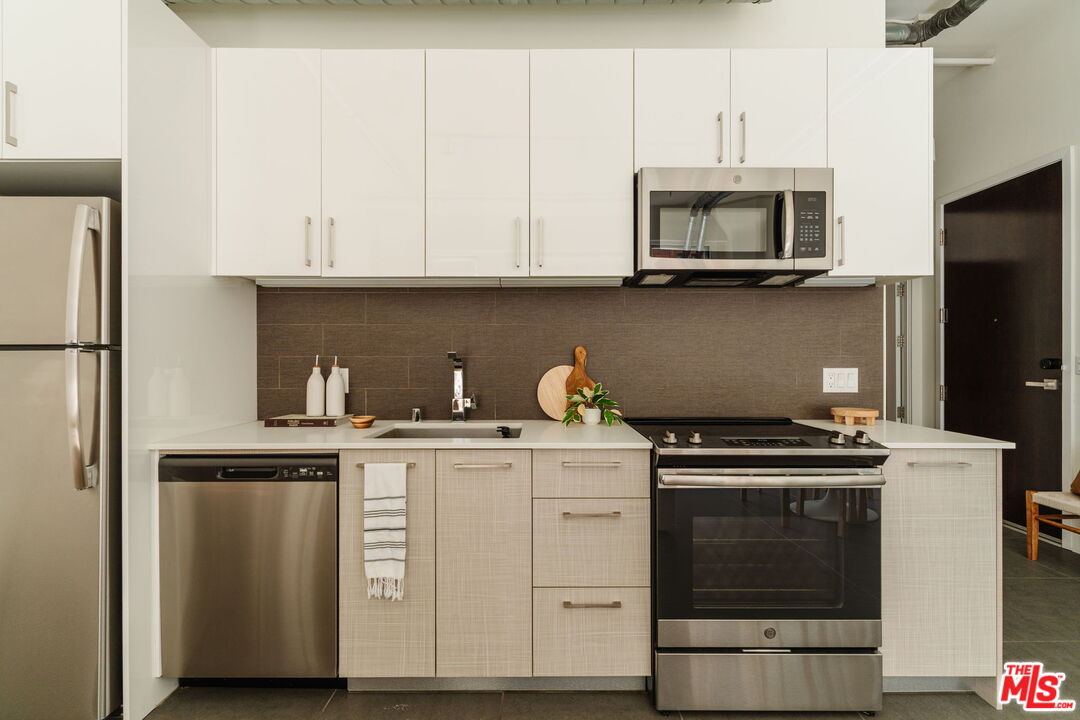 939 S Broadway Unit: 404