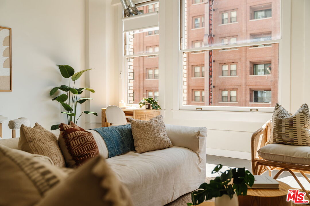 939 S Broadway Unit: 404