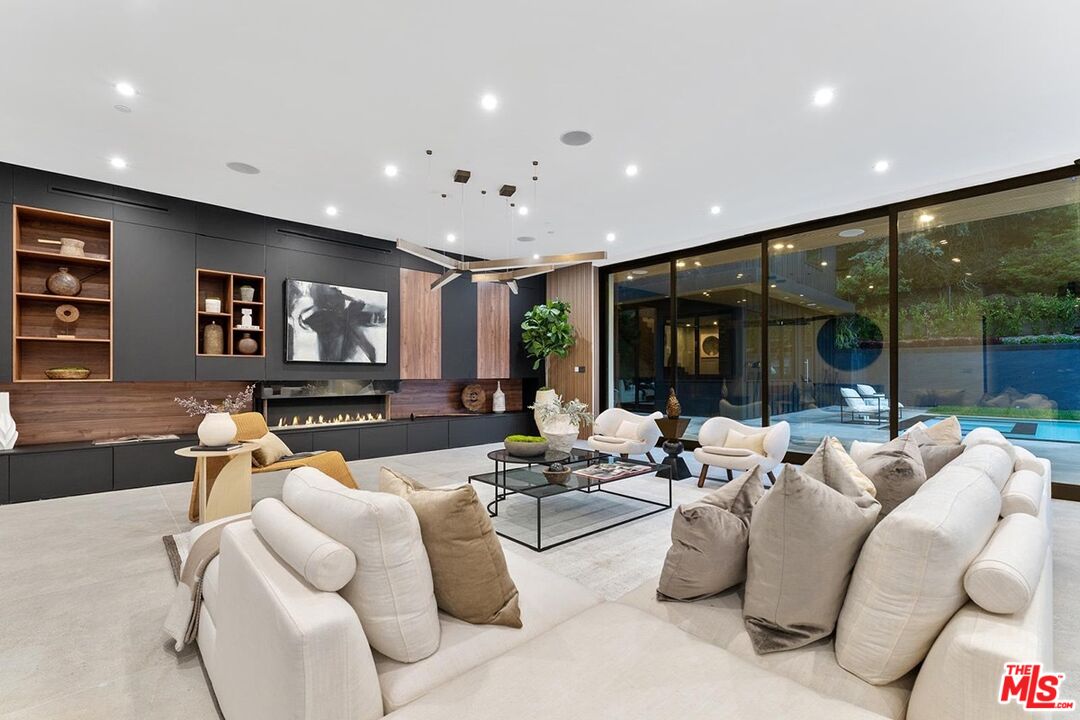 9031 Alto Cedro Dr