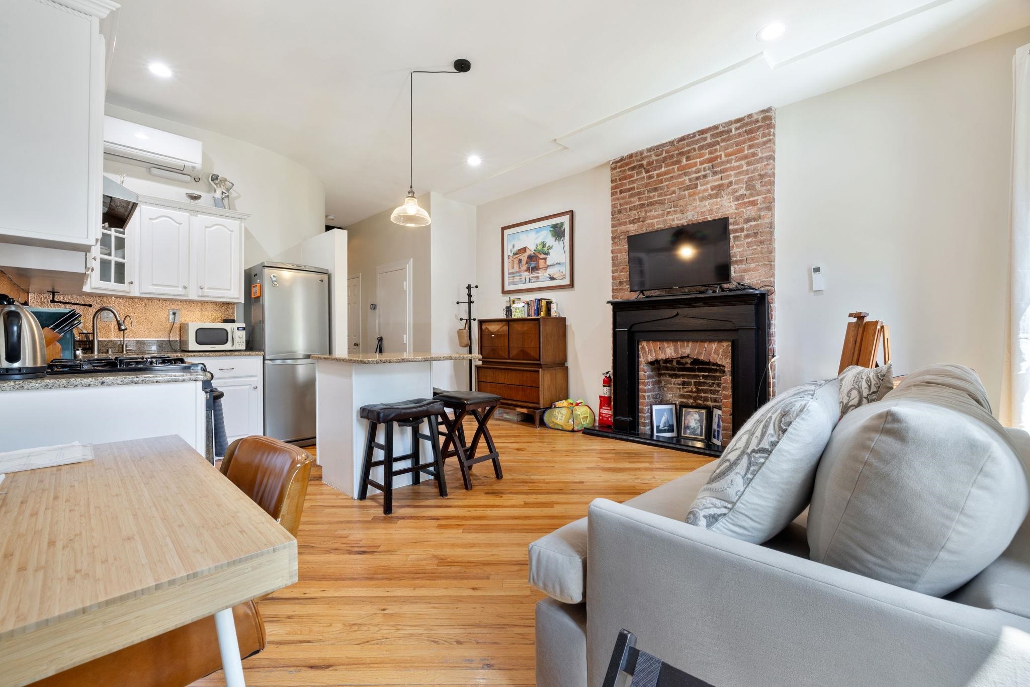 132 SUSSEX ST Unit: 2A