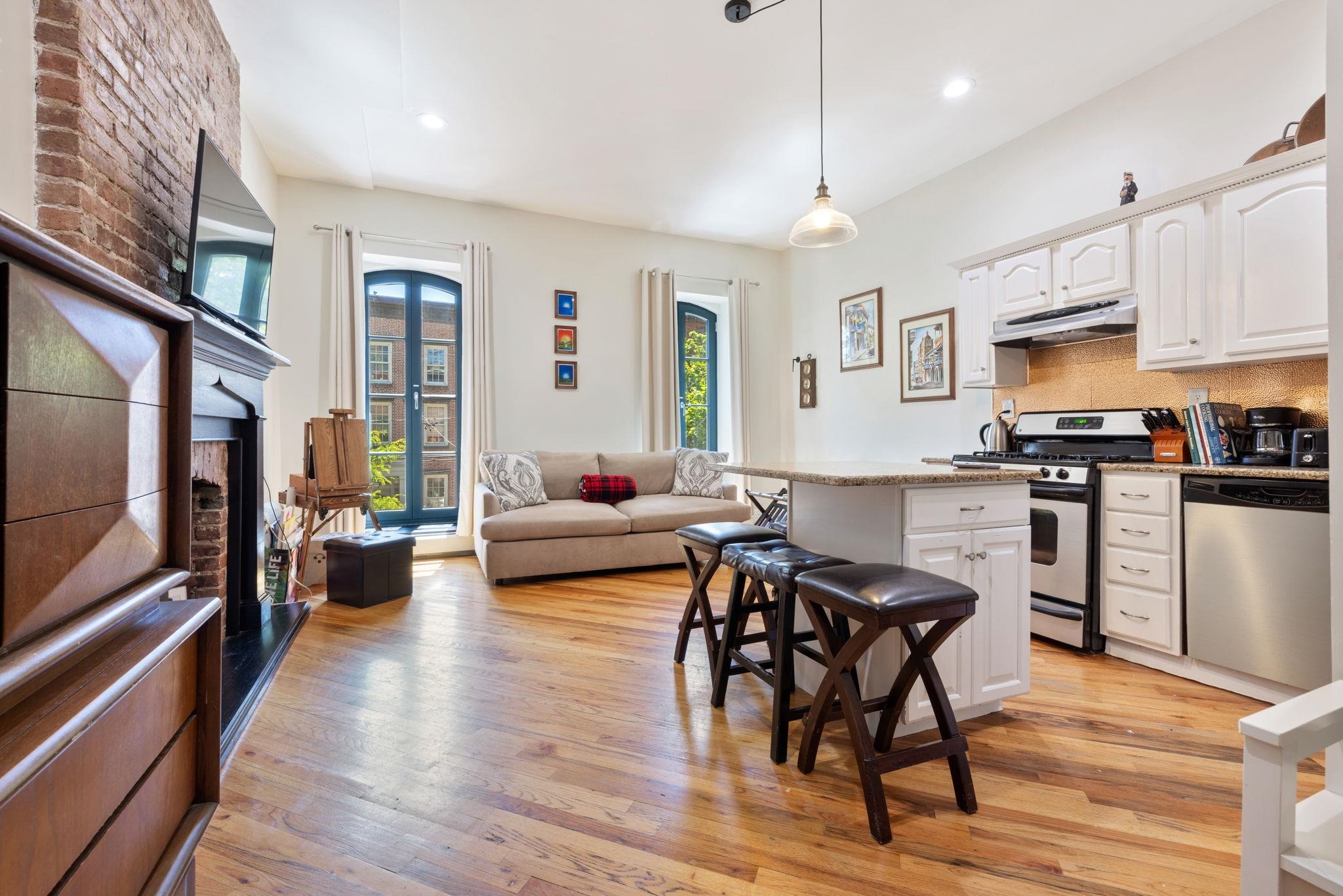 132 SUSSEX ST Unit: 2A