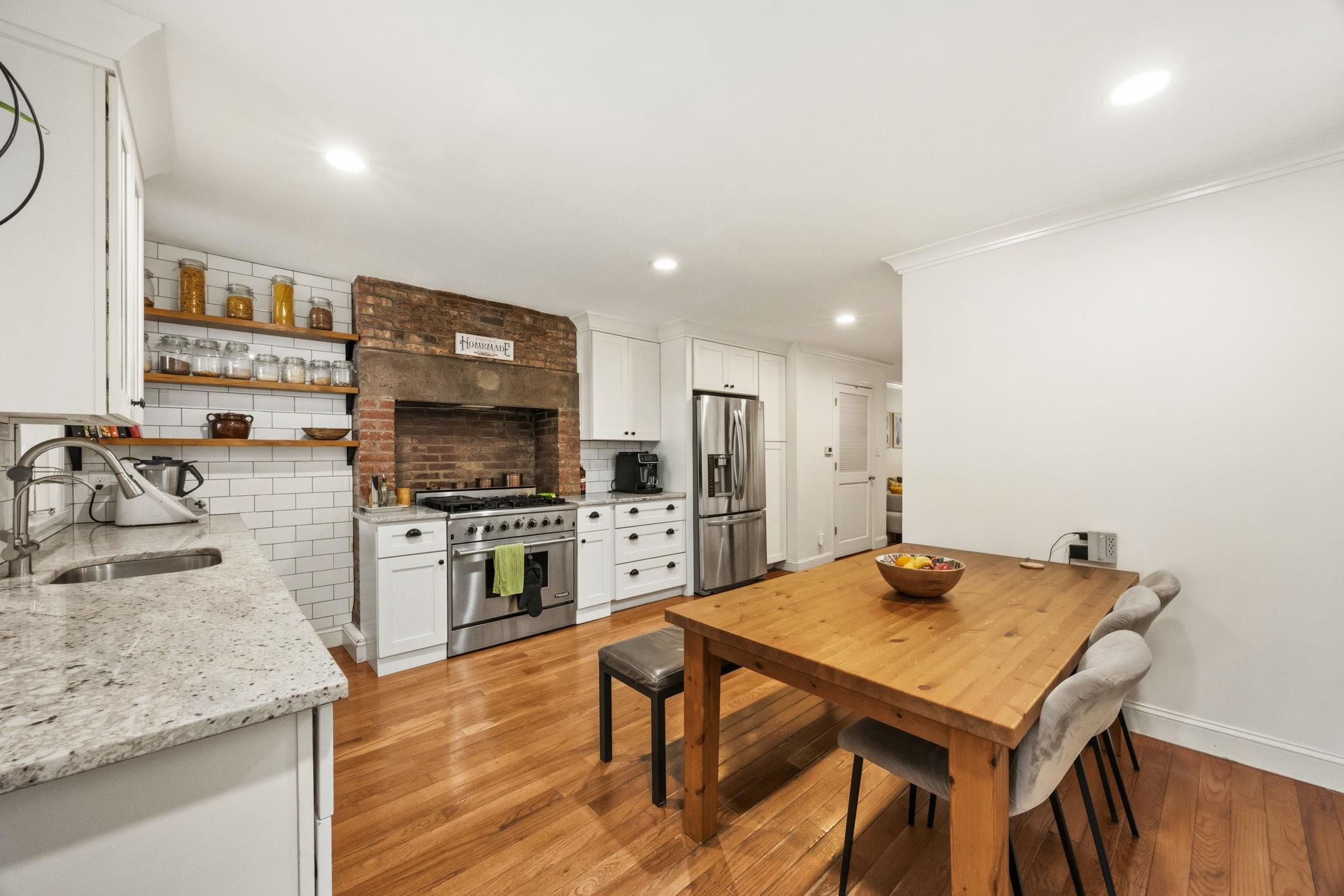 132 SUSSEX ST Unit: 1A