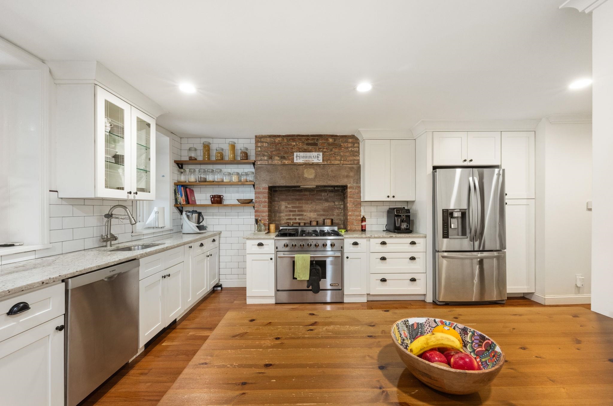 132 SUSSEX ST Unit: 1A