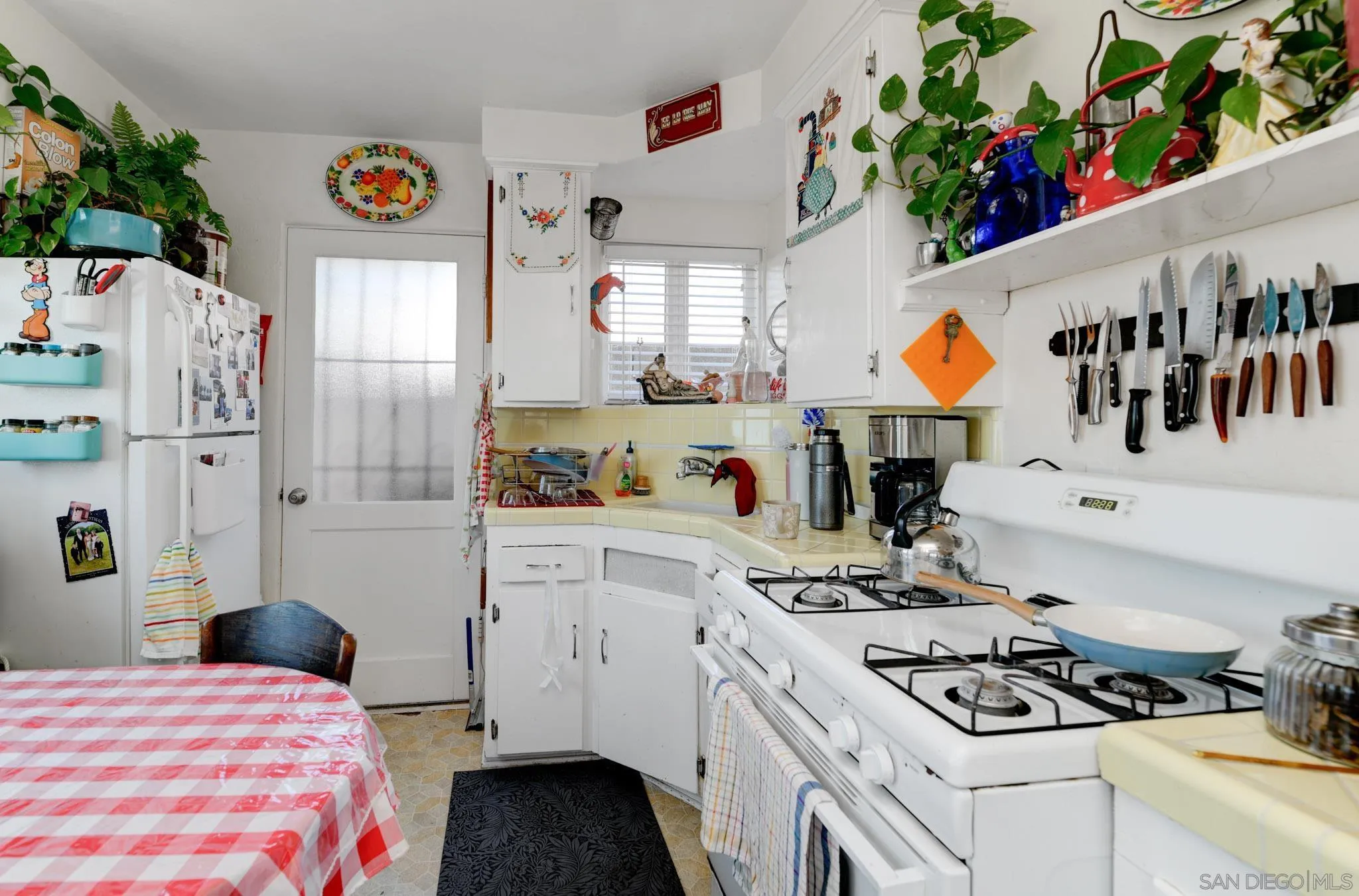2322-28 Chatsworth Blvd