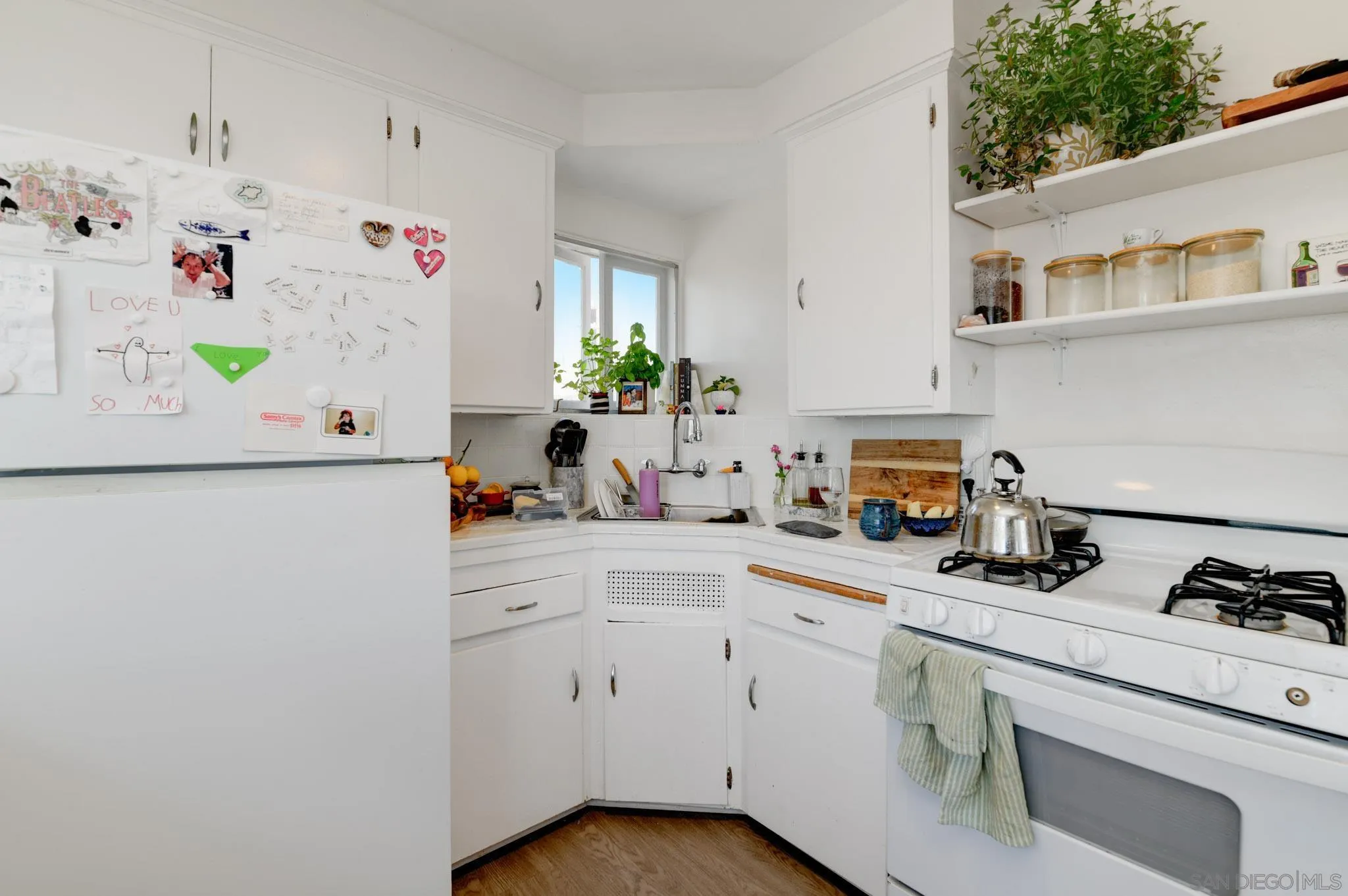 2322-28 Chatsworth Blvd