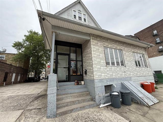 4616 BROADWAY