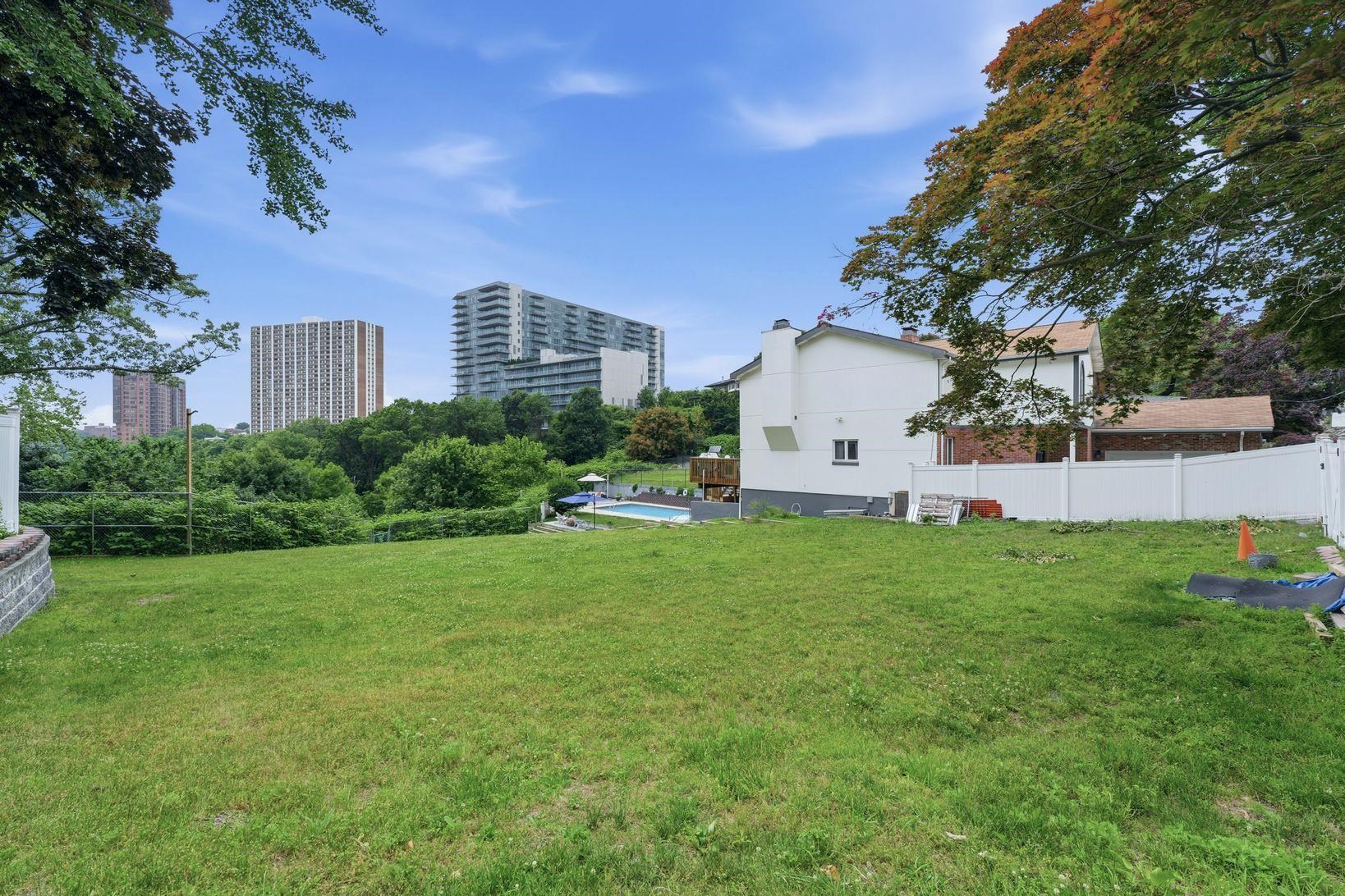23 OVERLOOK AVE