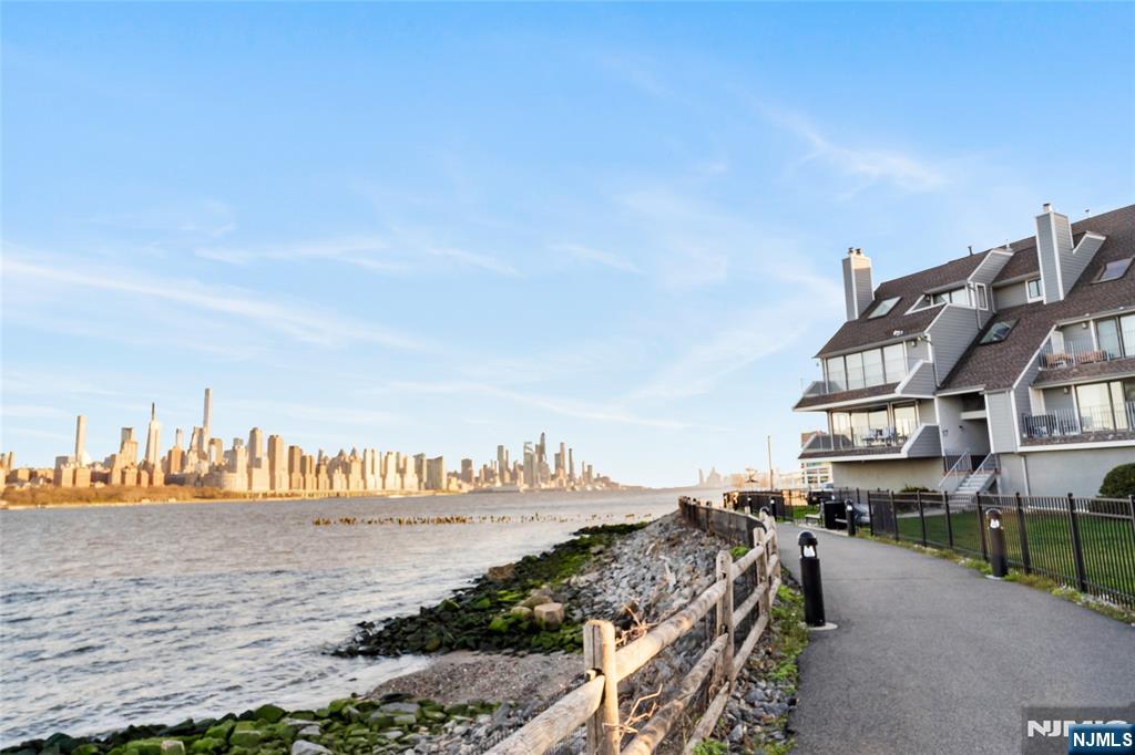 8C Cove Lane