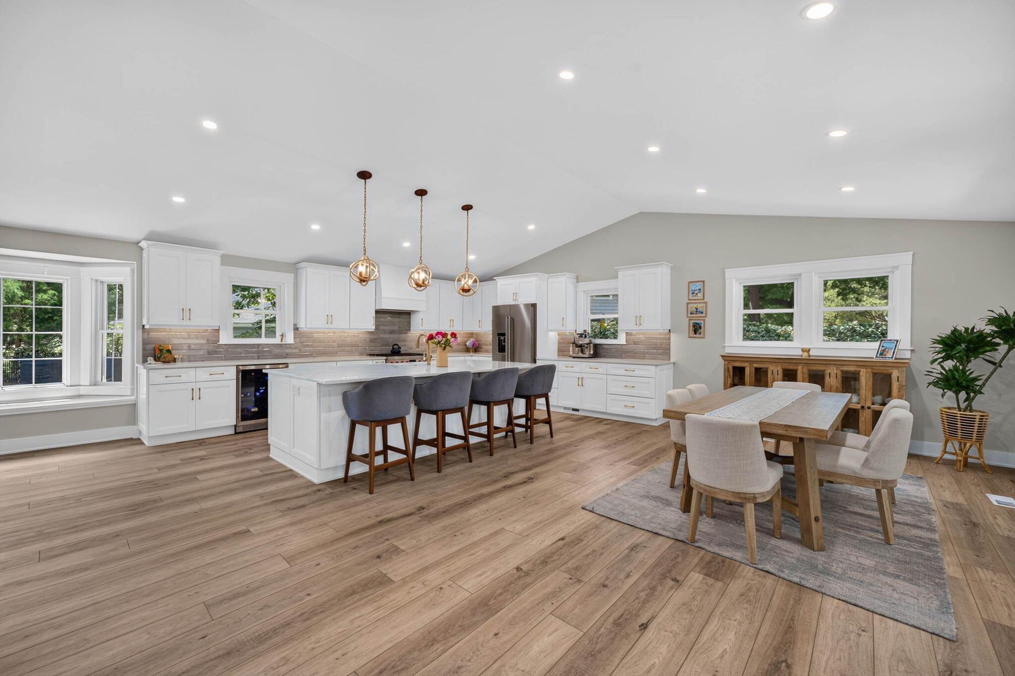 1055 Royalist Road