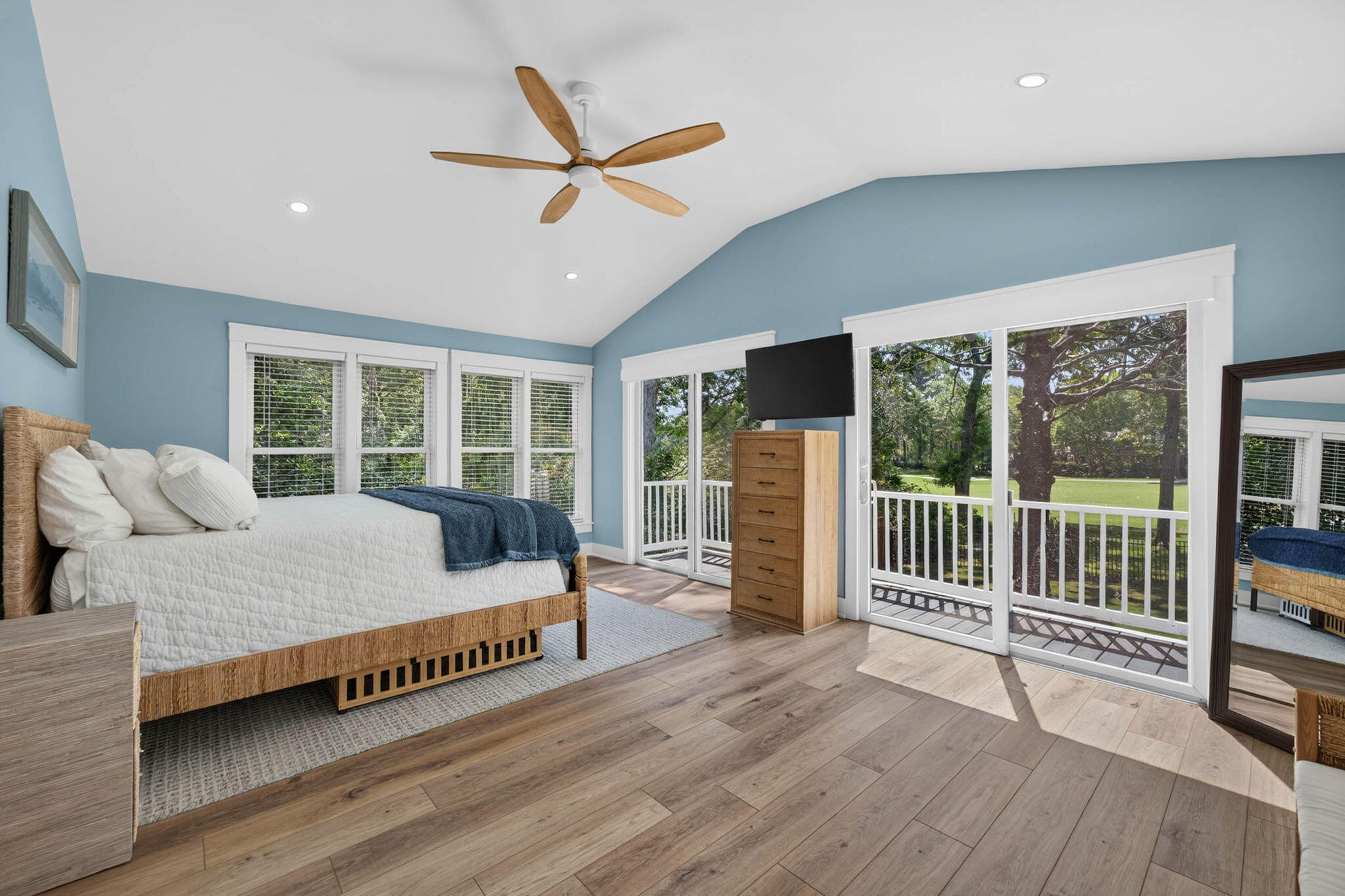 1055 Royalist Road