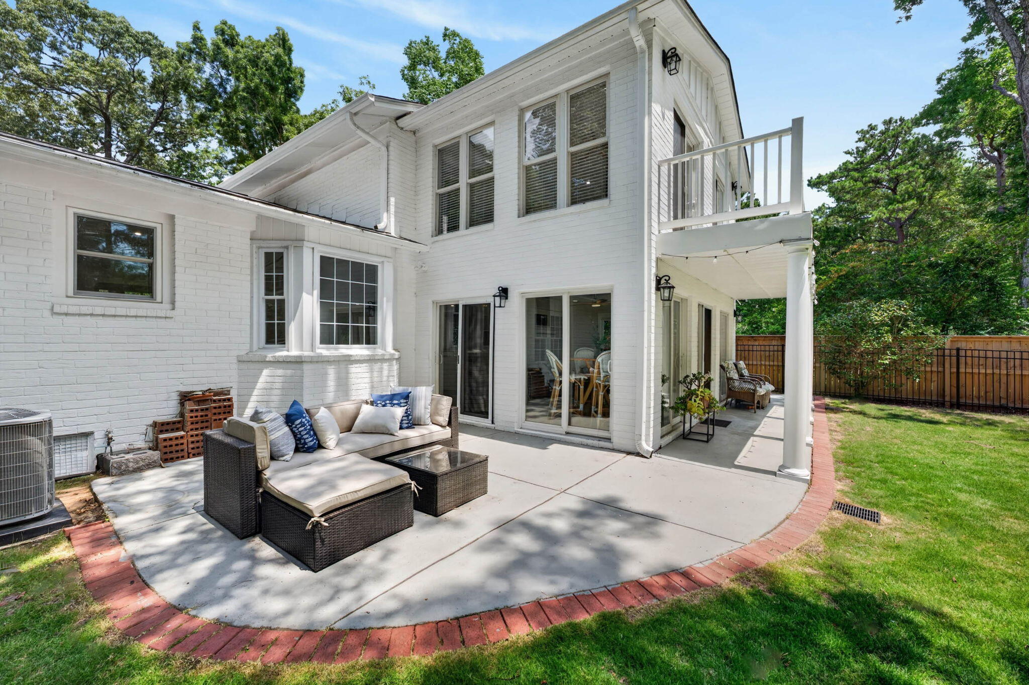 1055 Royalist Road