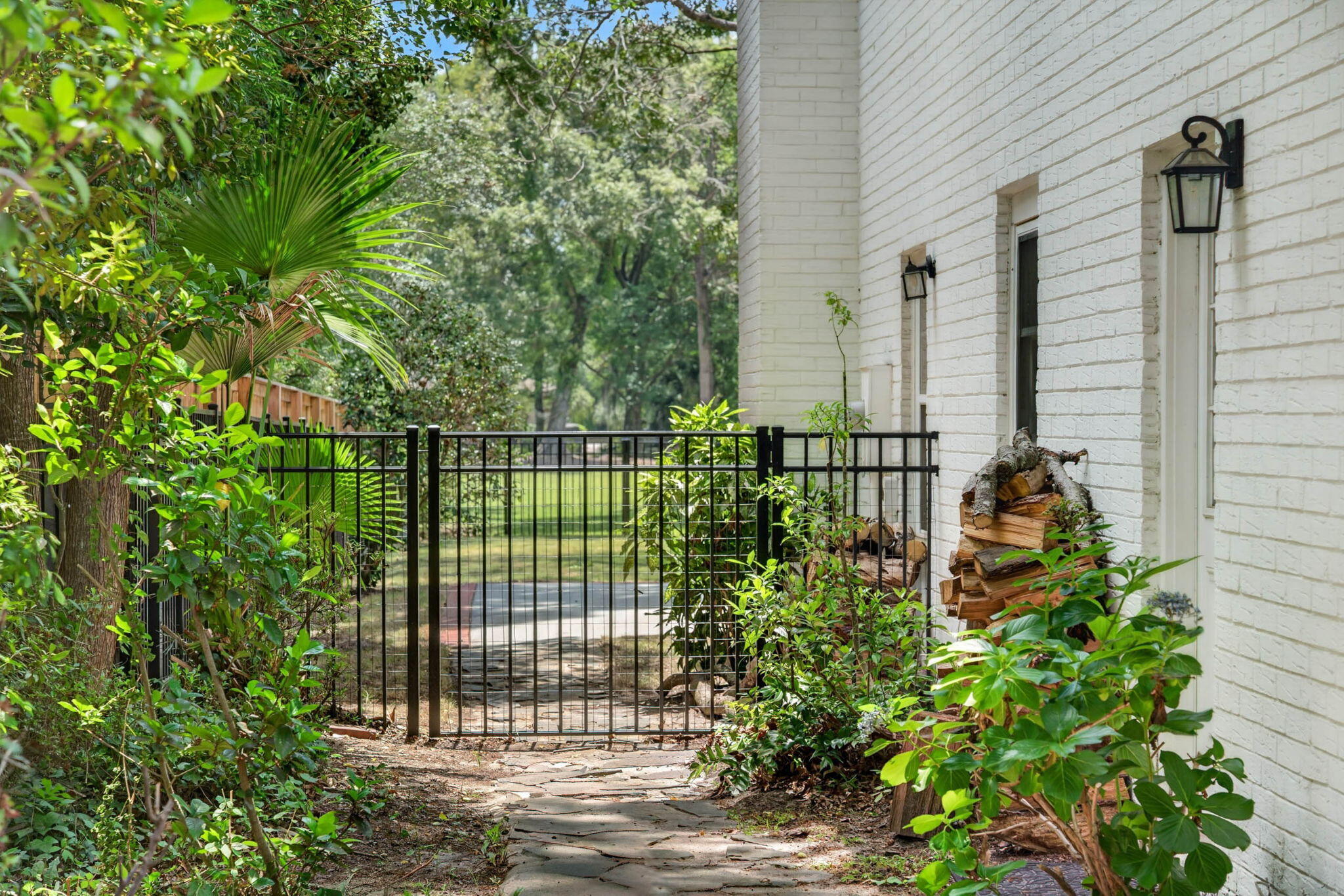 1055 Royalist Road