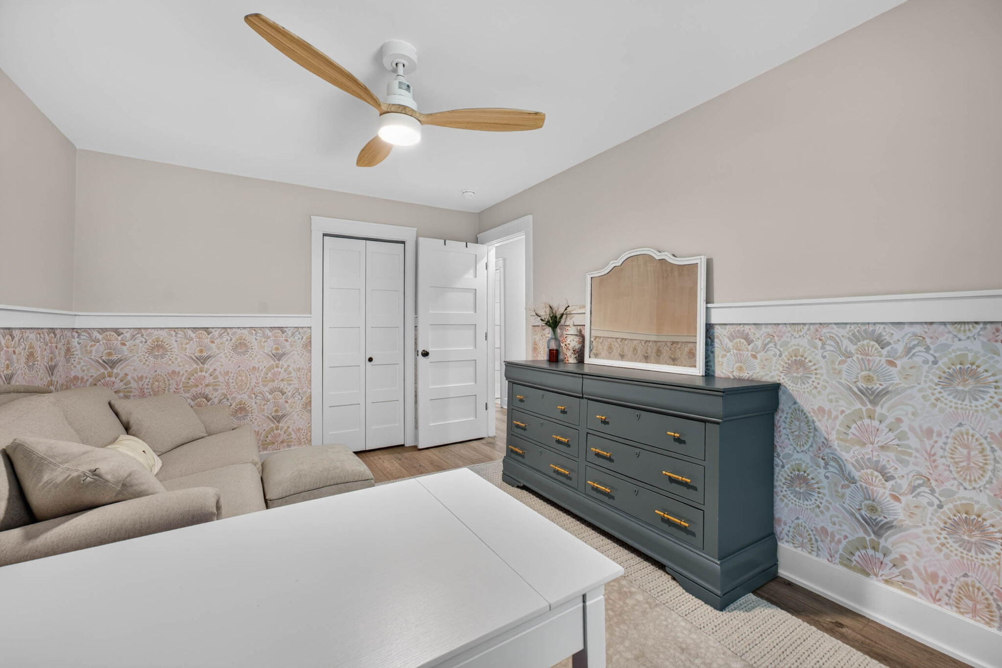 1055 Royalist Road