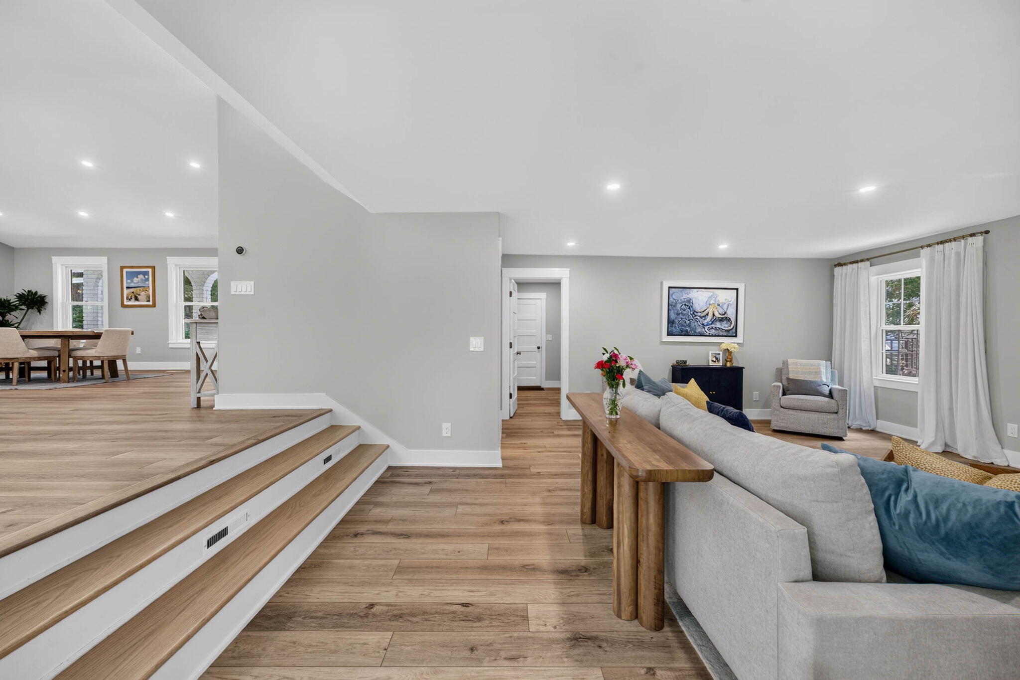 1055 Royalist Road