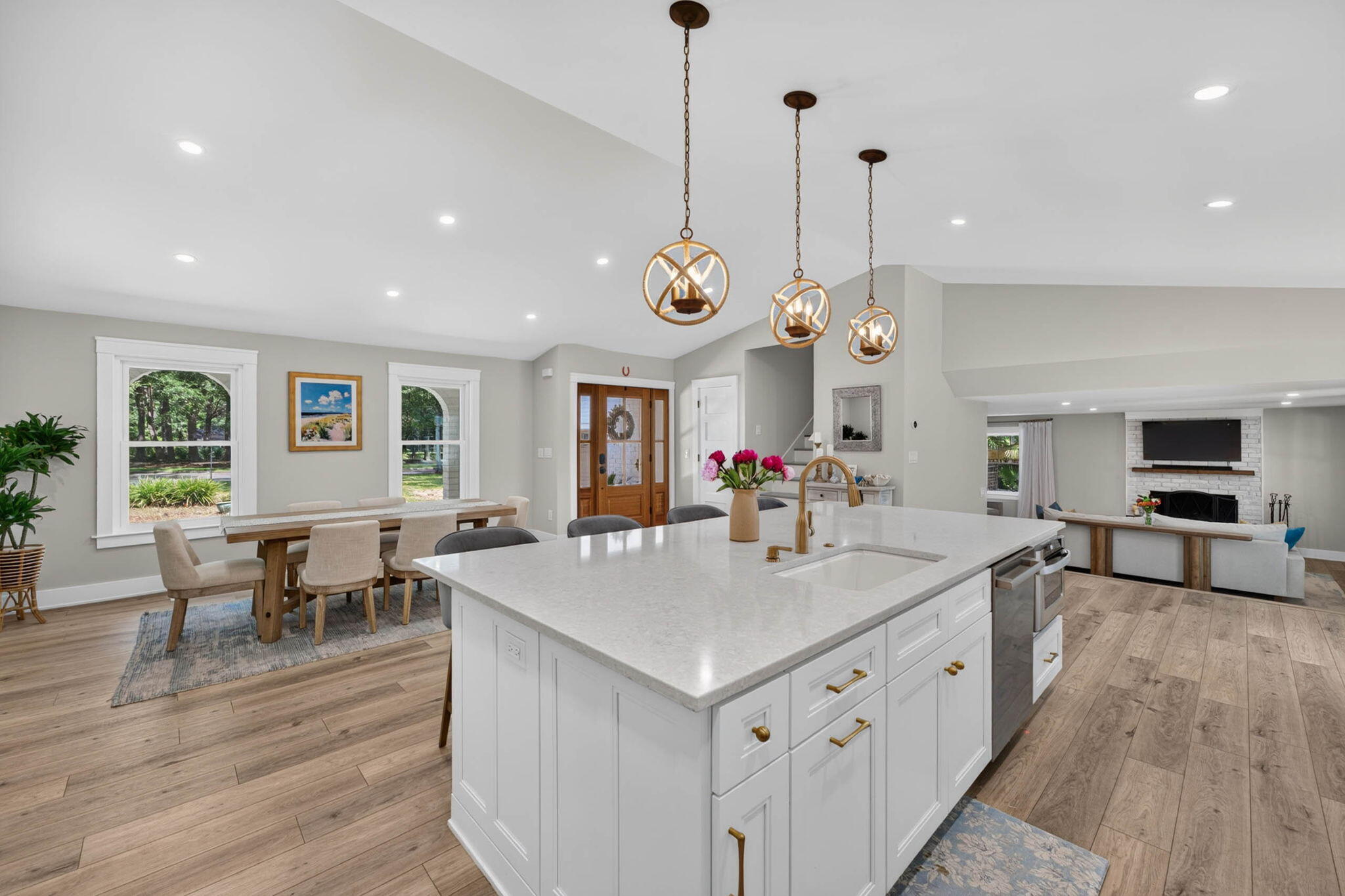 1055 Royalist Road