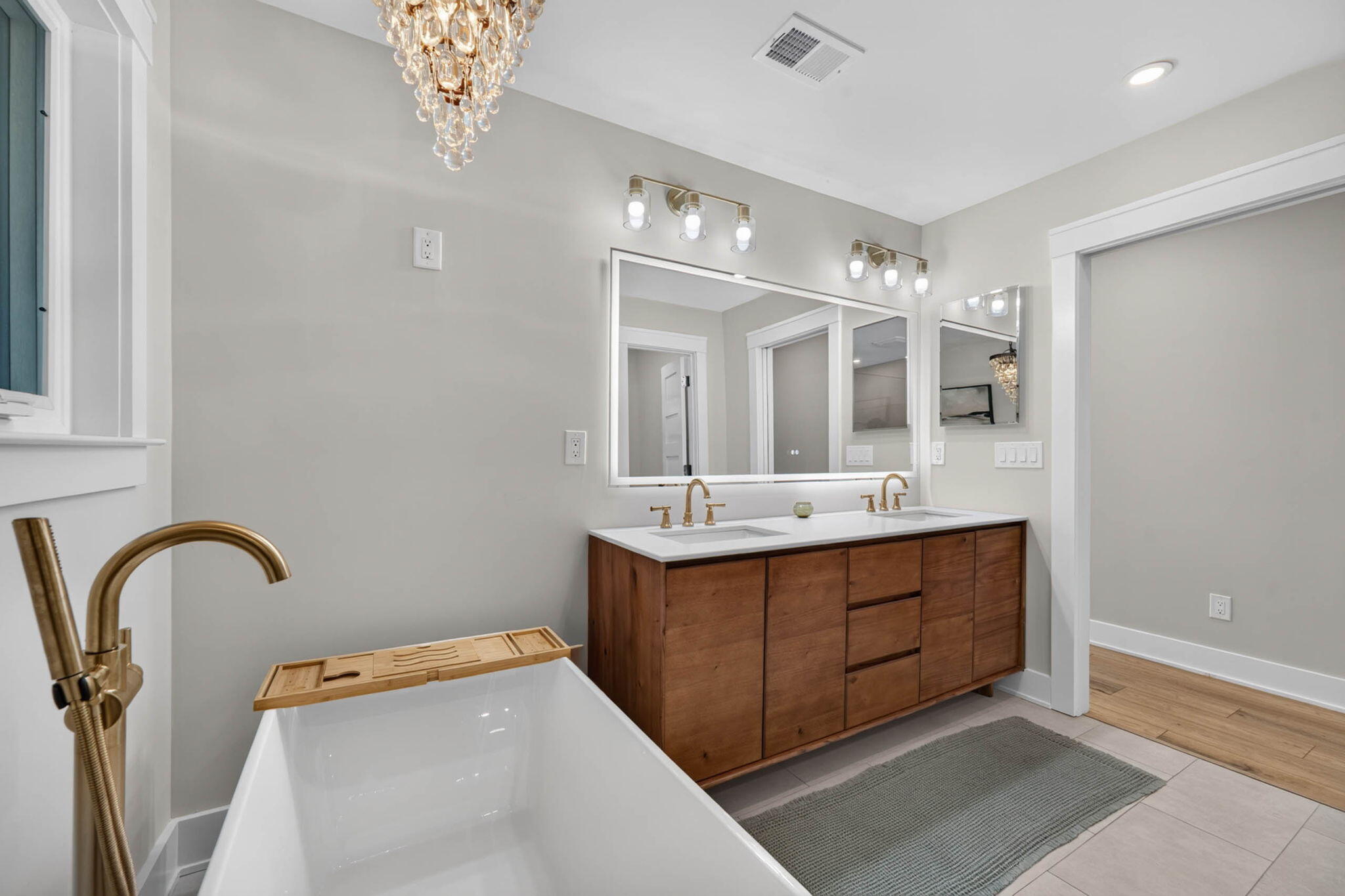 1055 Royalist Road