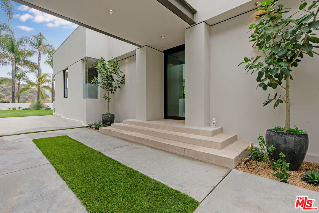 9405 Sierra Mar Pl